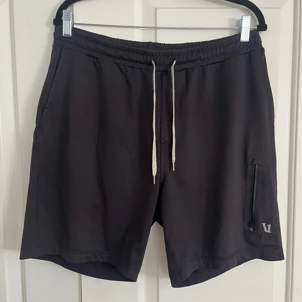 Vuori Kore Shorts Mens Size Large Black Activewear 7.5 Inch Inseam V302